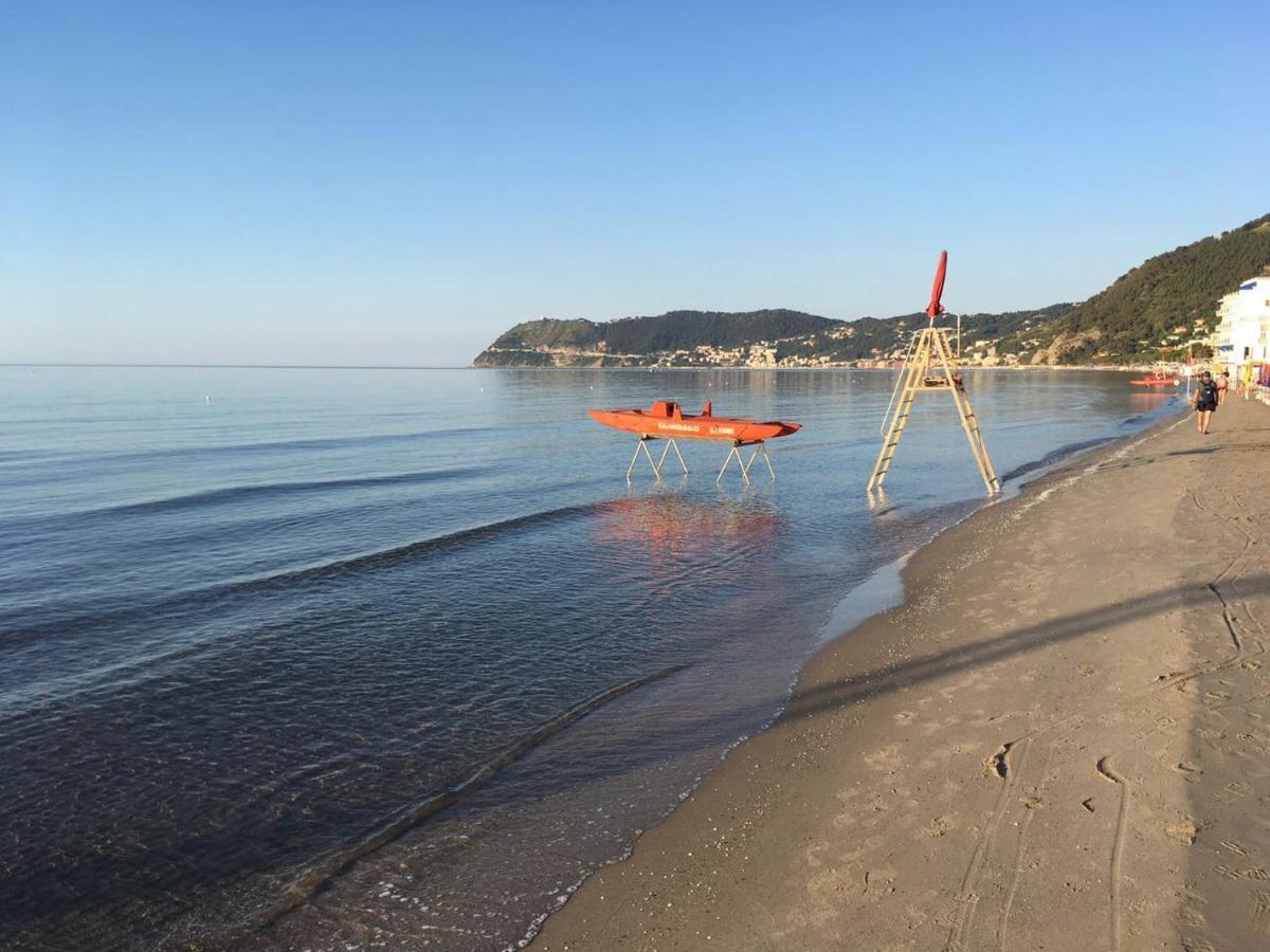 Hotel Ligure Алассио Экстерьер фото